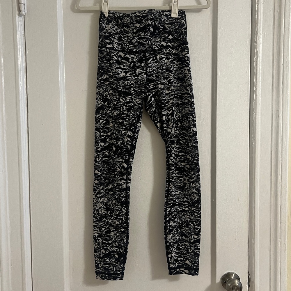 Lululemon Wunder Unders 7/8 length sz 4 black pattern